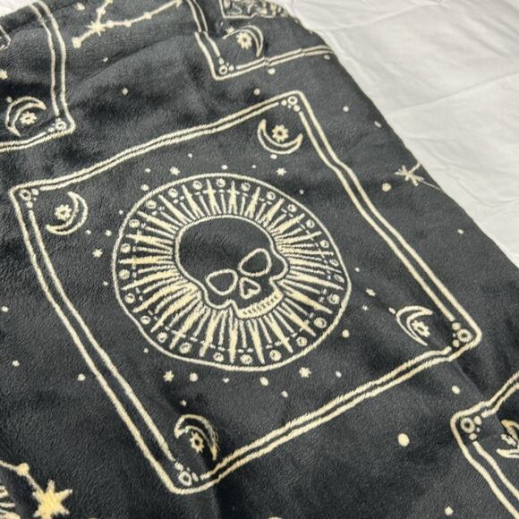 New Studio ID Oversized Plush Throw Blanket Celestial Skull Spooky Print 60”X70” - Picture 3 of 5
